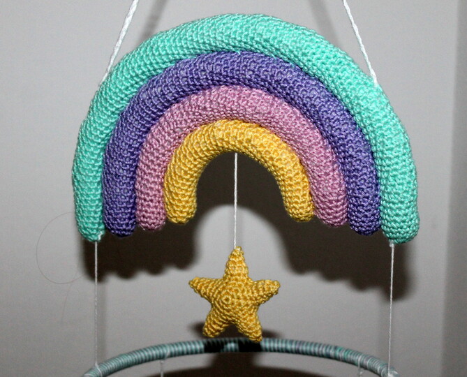 Crochet a Unicorn Mobile – Four Unicorns with Rainbow and Clouds (EN & DE)