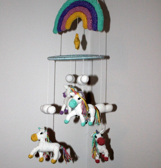 Crochet a Unicorn Mobile – Four Unicorns with Rainbow and Clouds (EN & DE)