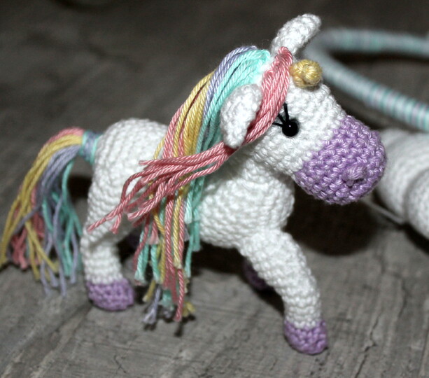 Crochet a Unicorn Mobile – Four Unicorns with Rainbow and Clouds (EN & DE)