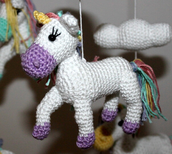 Einhorn-Mobile häkeln – vier Einhörner mit Regenbogen und Wolken (DE & EN)