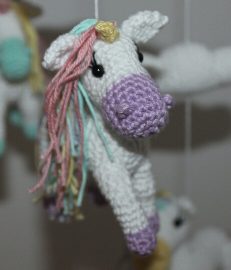 Einhorn-Mobile häkeln – vier Einhörner mit Regenbogen und Wolken (DE & EN)