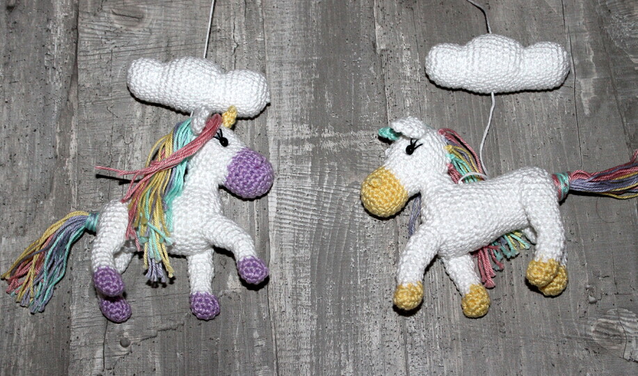 Einhorn-Mobile häkeln – vier Einhörner mit Regenbogen und Wolken (DE & EN)