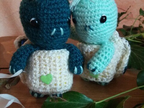 Häkelanleitung: süße Schildkröte mit Geschenk im Panzer