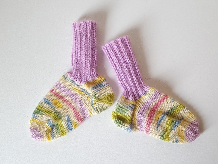Strickanleitung Baby-Socken mit hohem Bündchen, Sohlenlänge ca. 12,5 cm