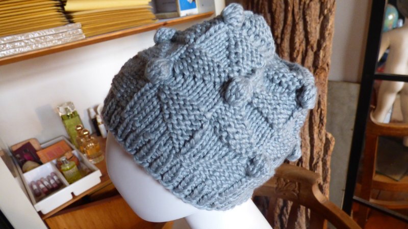 Gestrickte Mütze mit Rippenbund und Noppenstichen, Seitenansicht auf Mannequin