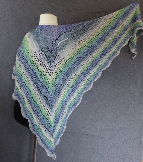 Wellentanz  Häkelanleitung für ein Dreieckstuch mit Wellenmuster