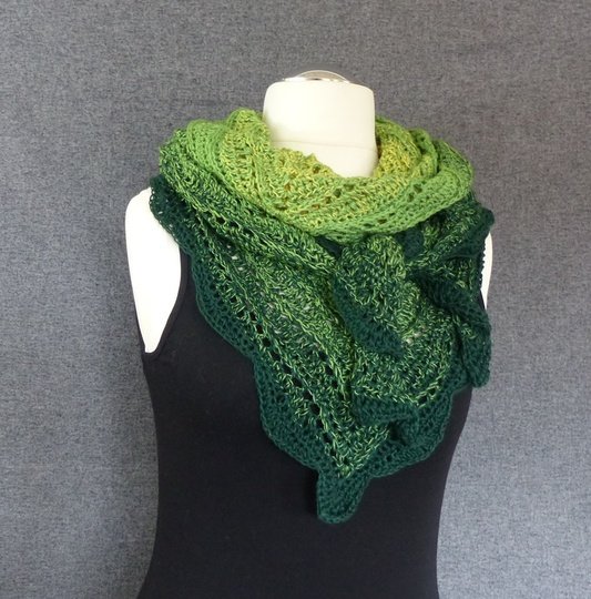 Wellentanz  Häkelanleitung für ein Dreieckstuch mit Wellenmuster