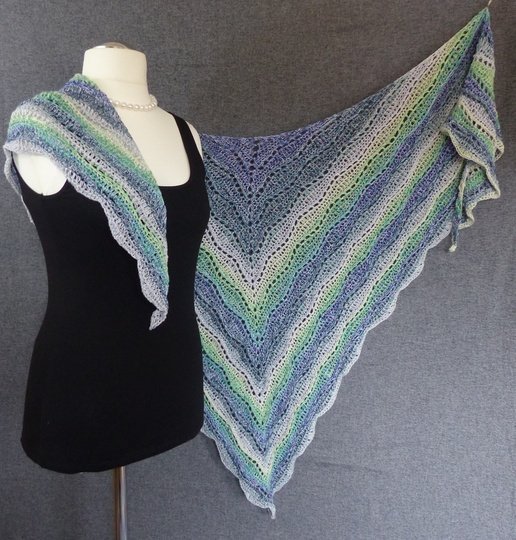 Wellentanz  Häkelanleitung für ein Dreieckstuch mit Wellenmuster