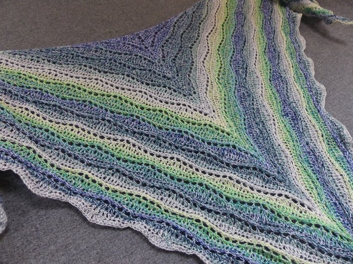 Wellentanz  Häkelanleitung für ein Dreieckstuch mit Wellenmuster