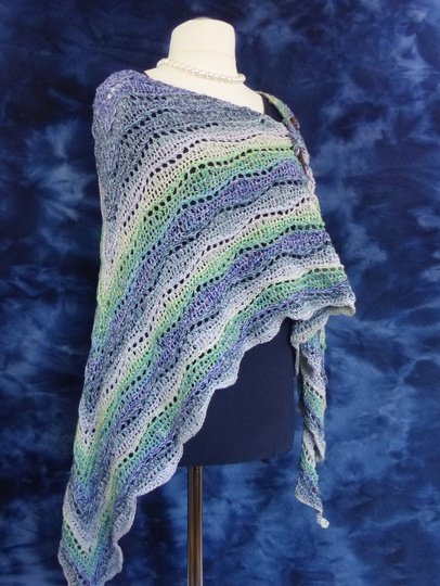 Wellentanz  Häkelanleitung für ein Dreieckstuch mit Wellenmuster