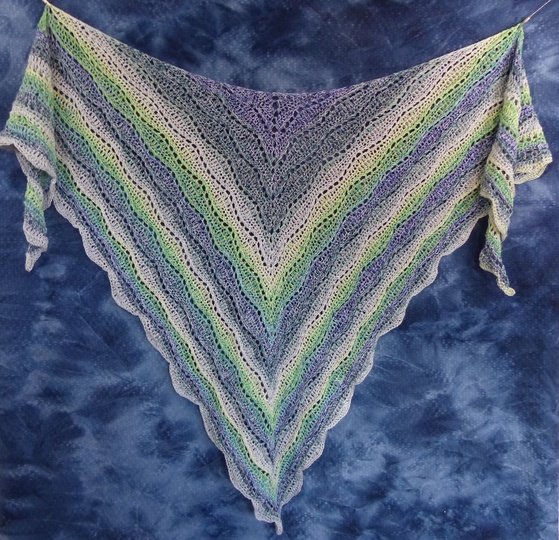 Wellentanz  Häkelanleitung für ein Dreieckstuch mit Wellenmuster