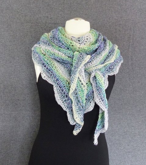 Wellentanz  Häkelanleitung für ein Dreieckstuch mit Wellenmuster