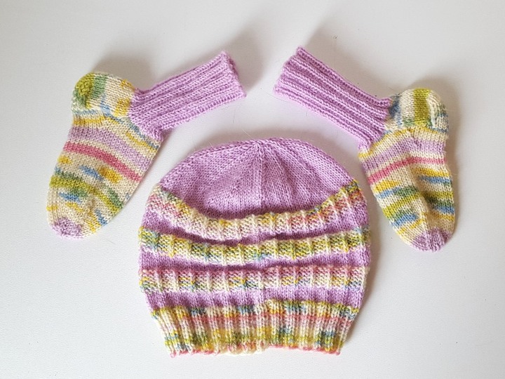 Strickanleitung Baby-Set, Mütze und Socken, ca. 5 - 10 Monate