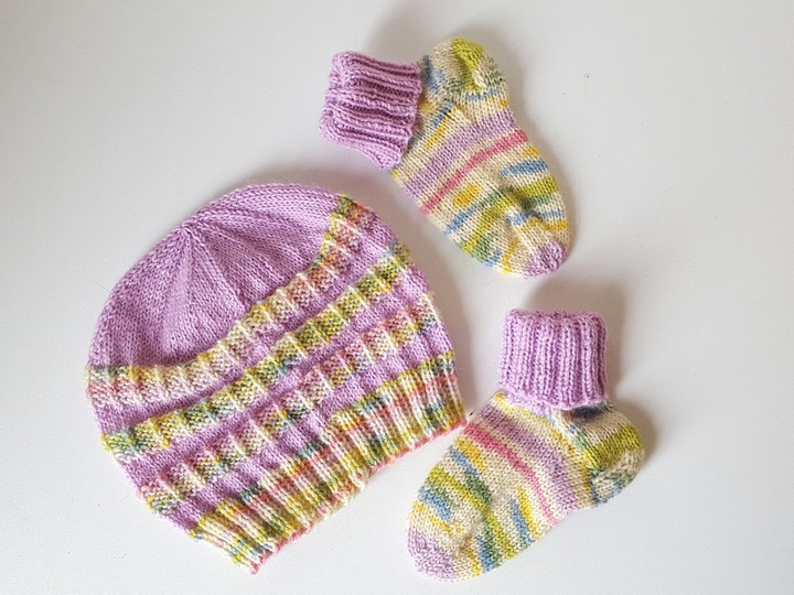 Strickanleitung Baby-Set, Mütze und Socken, ca. 5 - 10 Monate
