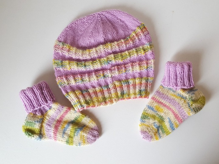 Strickanleitung Baby-Set, Mütze und Socken, ca. 5 - 10 Monate