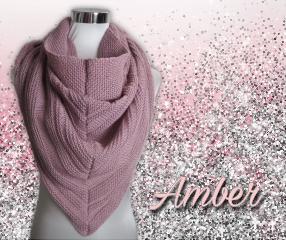 Altrosa gestricktes Dreieckstuch auf Mannequin mit sichtbarer Strickstruktur