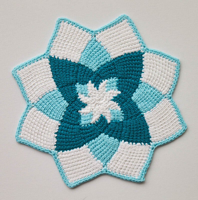 Gehäkelter sternförmiger Untersetzer in Türkis, Hellblau und Weiß