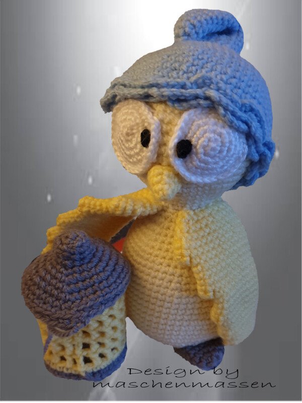 Gehäkelte gelbe Amigurumi-Figur mit hellblauer Mütze und violettem Pilz