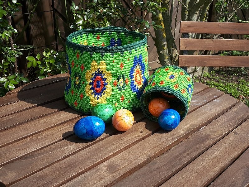 2 Tapestry Frühlingskörbe mit Blumen gehäkelt