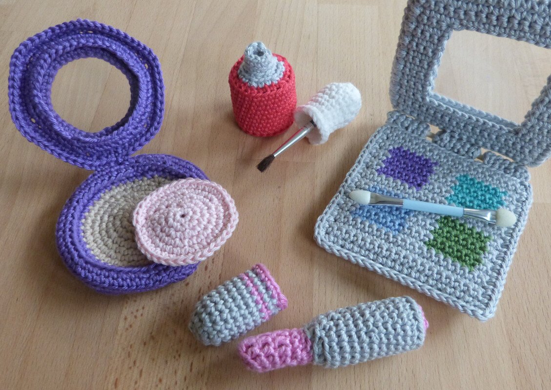Häkelanleitung für Schminksachen: Lippenstift, Nagellack, Puderdose und Lidschatten