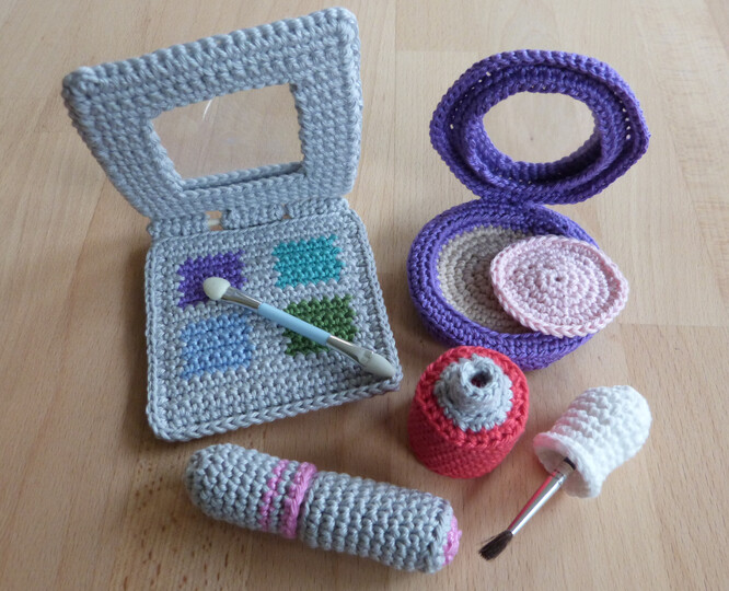 Häkelanleitung für Schminksachen: Lippenstift, Nagellack, Puderdose und Lidschatten