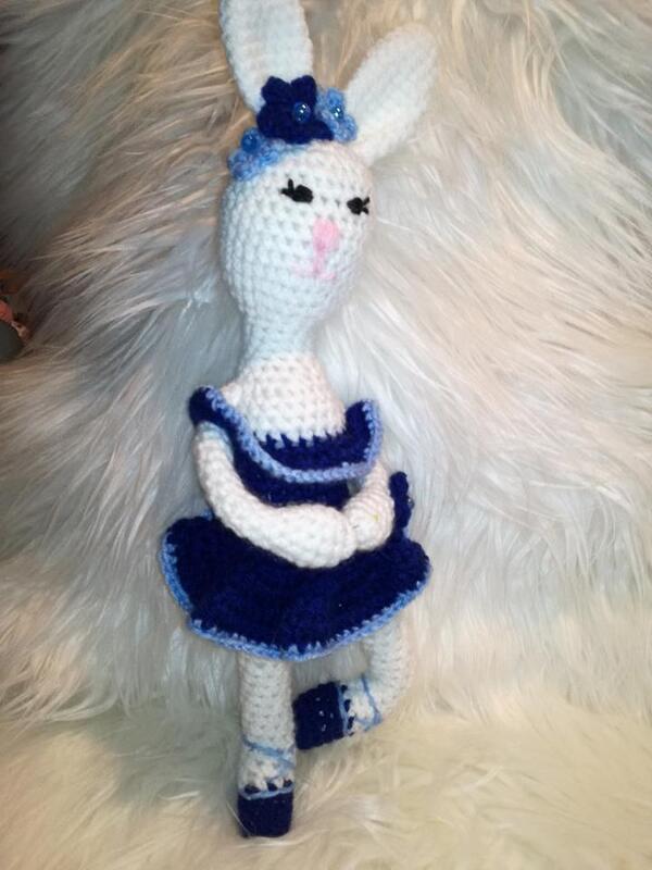 Gehäkelter Ballerina-Hase mit blauem Kleid und floralem Haarband