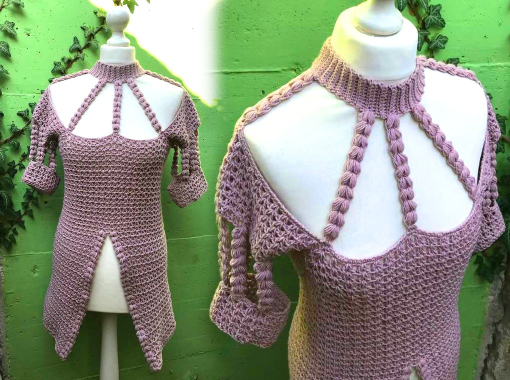 Altrosa gehäkeltes Damenkleid auf Büste mit Stehkragen, Zierstreifen und vorderem Schlitz