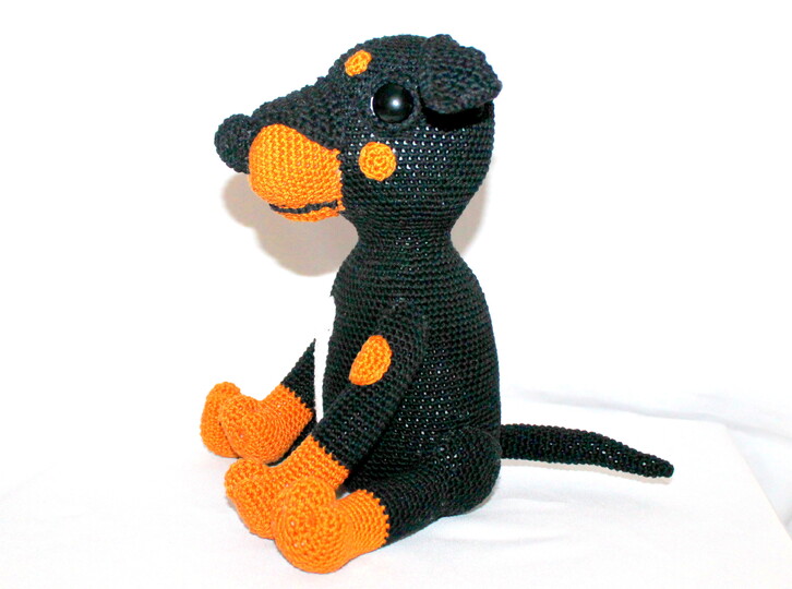 Crochet a Pinscher – Sam, a 25 cm Dog to Cuddle (EN & DE)
