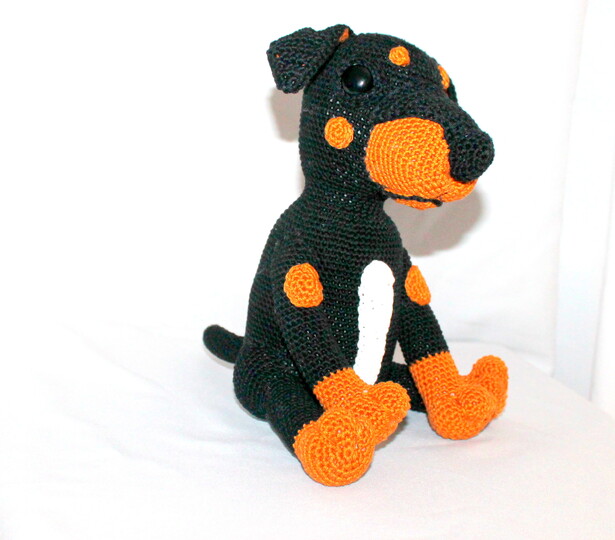 Crochet a Pinscher – Sam, a 25 cm Dog to Cuddle (EN & DE)