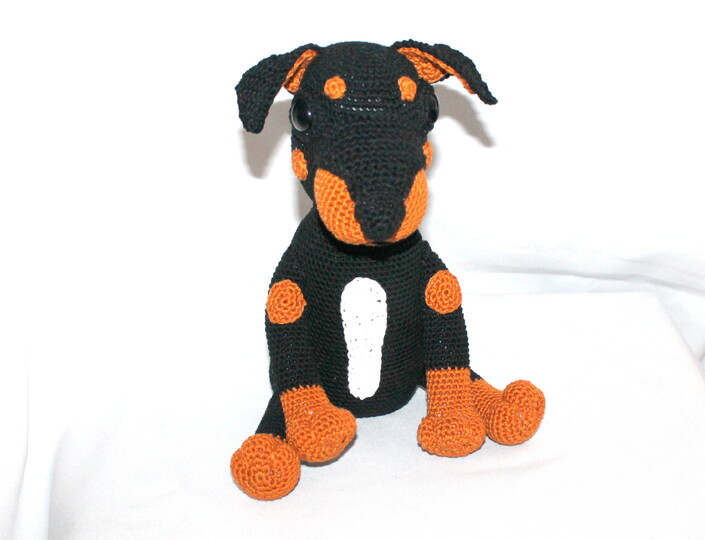 Crochet a Pinscher – Sam, a 25 cm Dog to Cuddle (EN & DE)