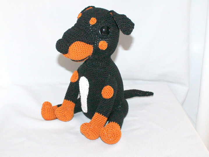 Crochet a Pinscher – Sam, a 25 cm Dog to Cuddle (EN & DE)
