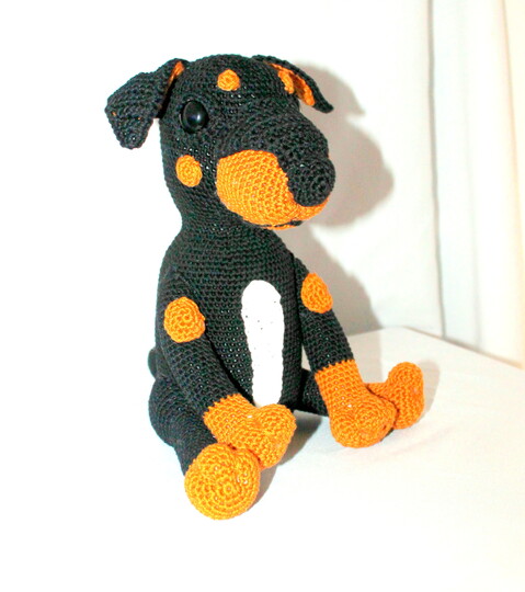 Pinscher häkeln – Sam, ein 25 cm großer Hund zum Kuscheln (DE & EN)
