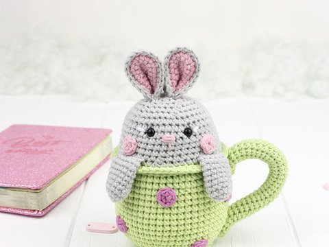 Häkelanleitung “Rassel Hase in der Tasse”