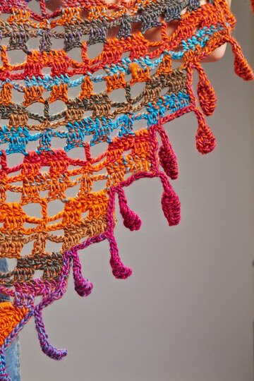 Drachenschwanz: Tuch mit Blättern