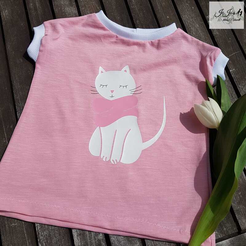 Rosa Shirt mit weißer sitzender Katze und rosa Schal, Tulpe rechts, Holzhintergrund