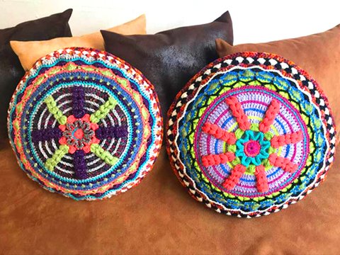 farbenfrohes  Kissen  "RADAR"