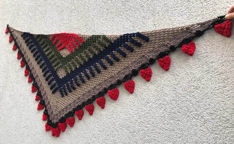 Gehäkeltes Dreieckstuch in Beige, Dunkelblau und Dunkelgrün mit roten gehäkelten Herzen am Rand
