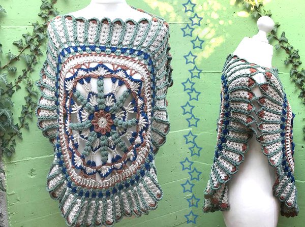 Gehäkelter Damenponcho mit quadratischem Granny-Motiv, offenen Seiten und Rüschensaum auf Schaufenpuppe, Farben Grün Blau Beige