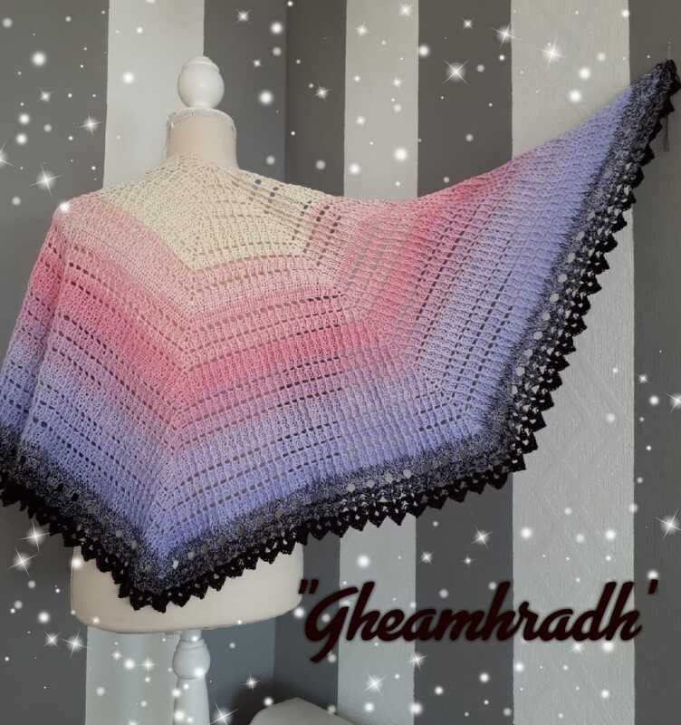 Gehäkeltes Halbrundtuch in Creme, Rosa, Violett und Schwarz mit schwarzem Spitzenrand auf Schneiderpuppe.