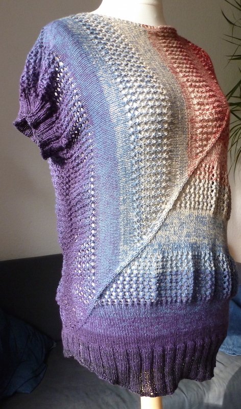 Gestrickte Damen-Tunika in lila-blau-rosa Farbverlauf mit Ajourmuster und kurzem Ärmel