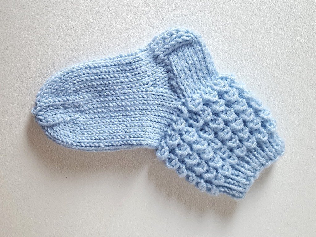 Hellblaue handgestrickte Babysocken mit Noppenbündchen