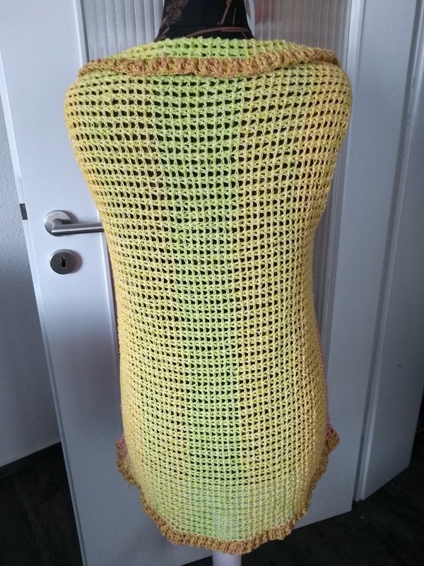 Hinteransicht einer luftigen gehäkelten Sommerweste in Ajourmuster mit Gelb
‑Grün‑Farbverlauf