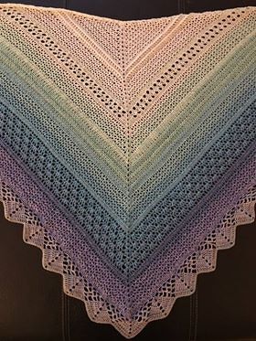 Gehäkeltes Dreieckstuch in Pastellverlauf mit Lochreihen und Spitzensaum, aufgefaltet