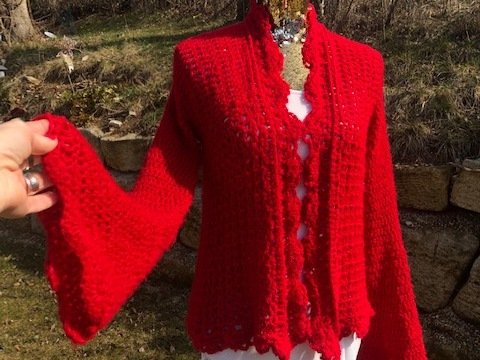 Romantische Kuscheljacke mit Trompetenärmeln