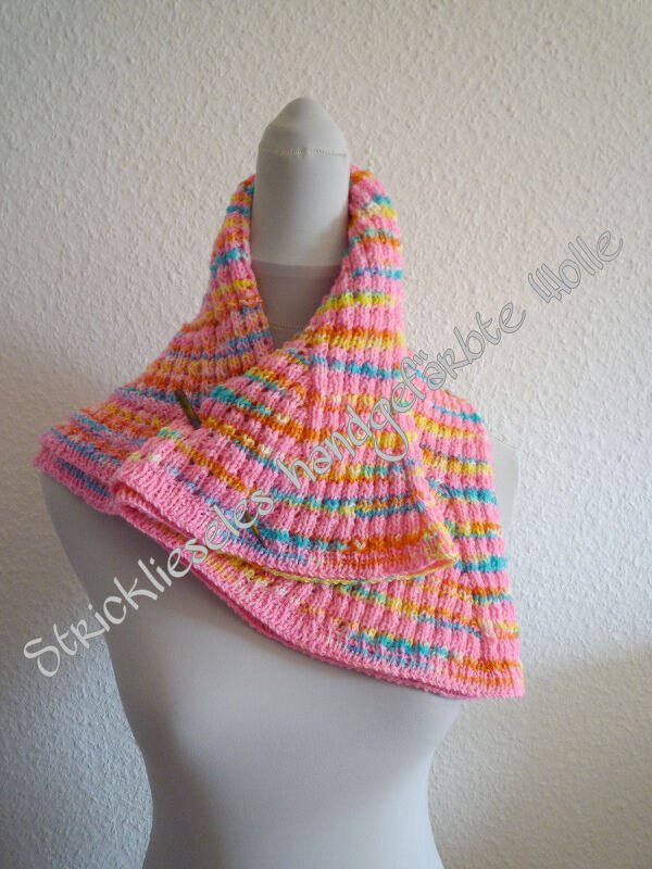 Gestrickter Loop-Schal in Pastellstreifen (rosa, gelb, orange, türkis) auf Schaufensterpuppe, geripptes Strickmuster