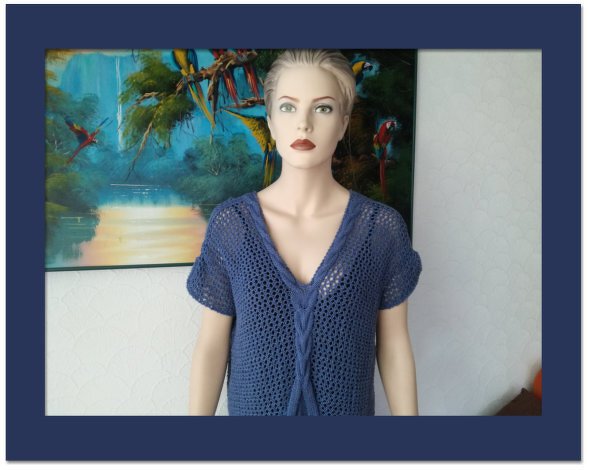 Mannequin trägt marineblaue, kurzärmelige V-Tunika aus offenem Strick mit Zopfdetail vorne