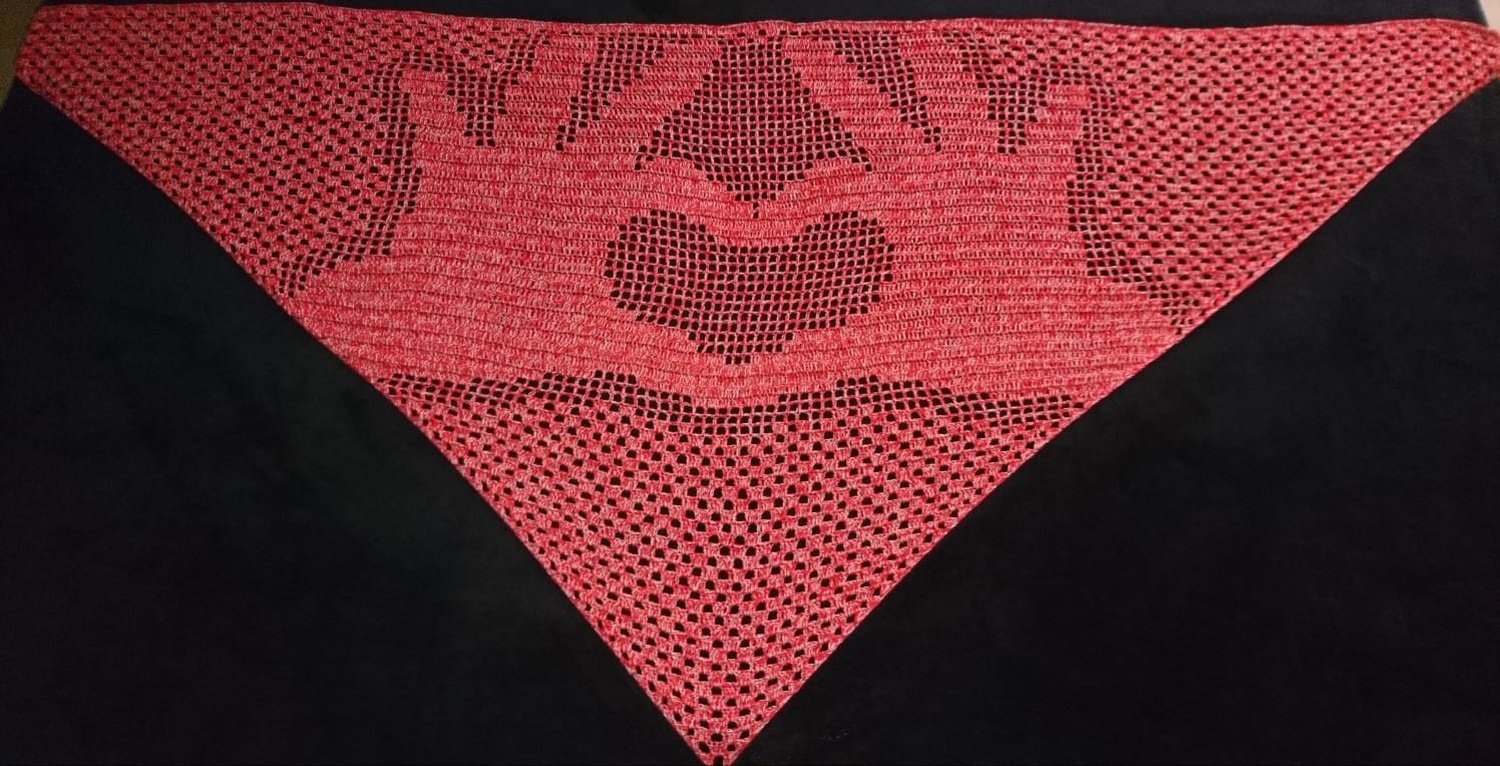 Rotes dreieckiges Filethäkeltuch mit Hände-Herz-Motiv