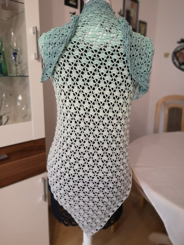 Gehäkeltes Dreieckstuch in Mint und Weiß mit durchbrochenem Lochmuster auf Puppe