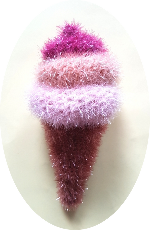 Kompakte, schnell gehäkelte Eistüte aus flauschigem Effektgarn in Rosé- und Beerentönen