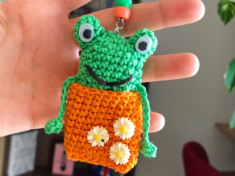 Häkelanleitung für einen quakigen Taschenbaumler Frosch Amigurumi